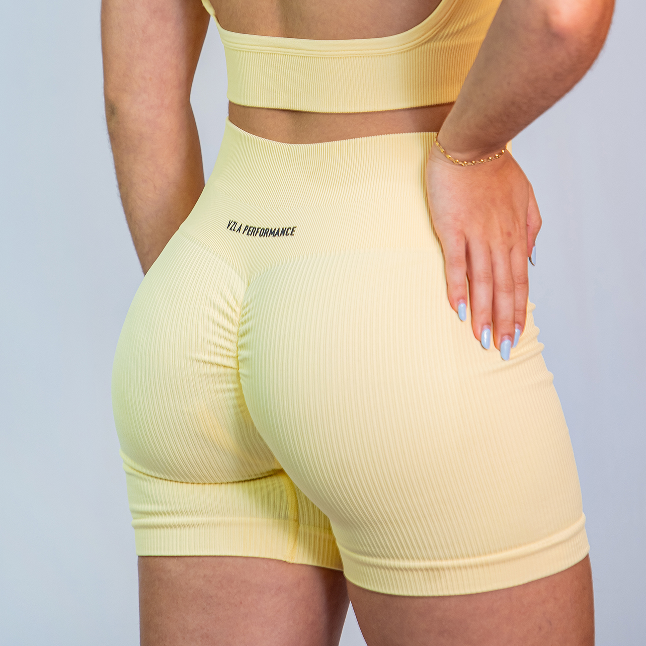 SHORT AMARILLO 2